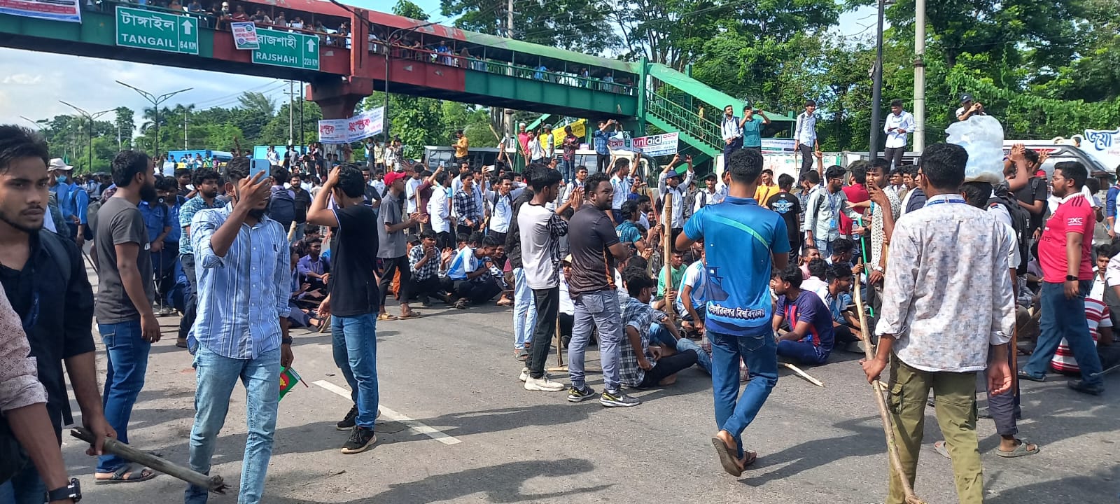 জাহাঙ্গীরনগর বিশ্ববিদ্যালয়ের সামনে মহাসড়ক অবরোধ