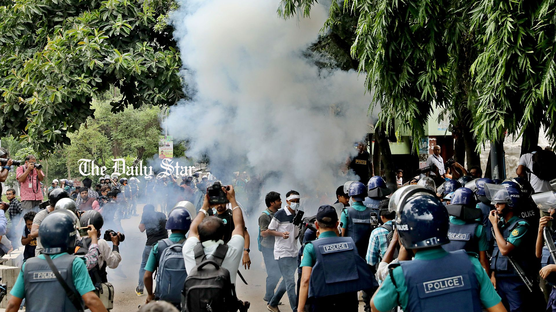 টিএসসিতে পুলিশের সাউন্ড গ্রেনেড বিস্ফোরণ, তুলে নিয়ে গেছে  সাবেক ডাকসু নেতা আখতারকে 