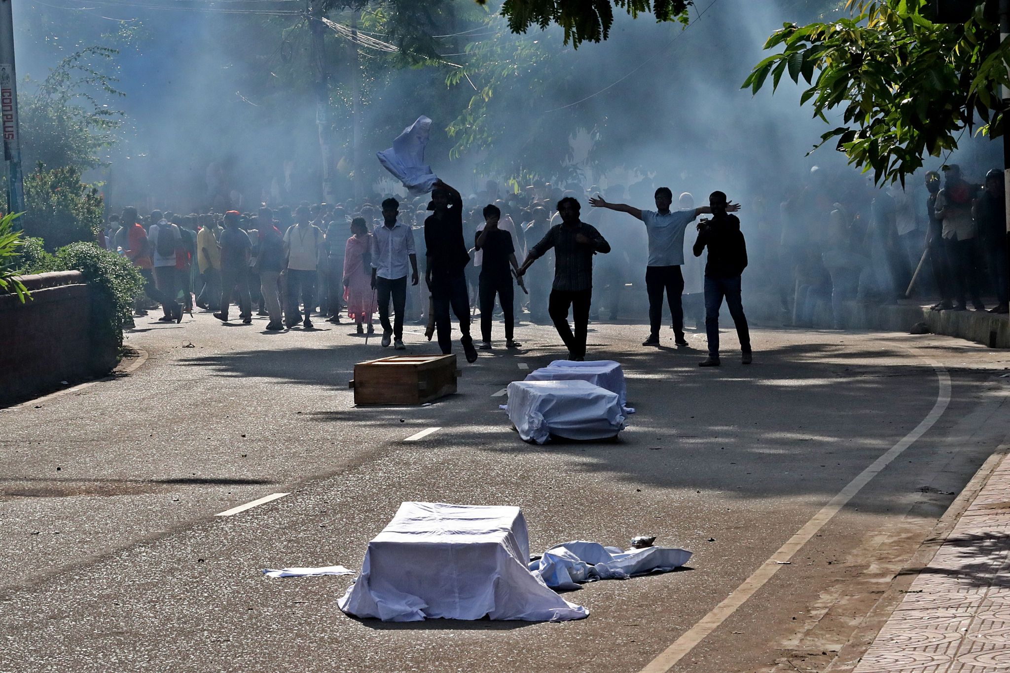 ঢাবিতে গায়েবানা জানাজা শেষে শিক্ষার্থীদের কফিন মিছিলে পুলিশের সাউন্ড গ্রেনেড