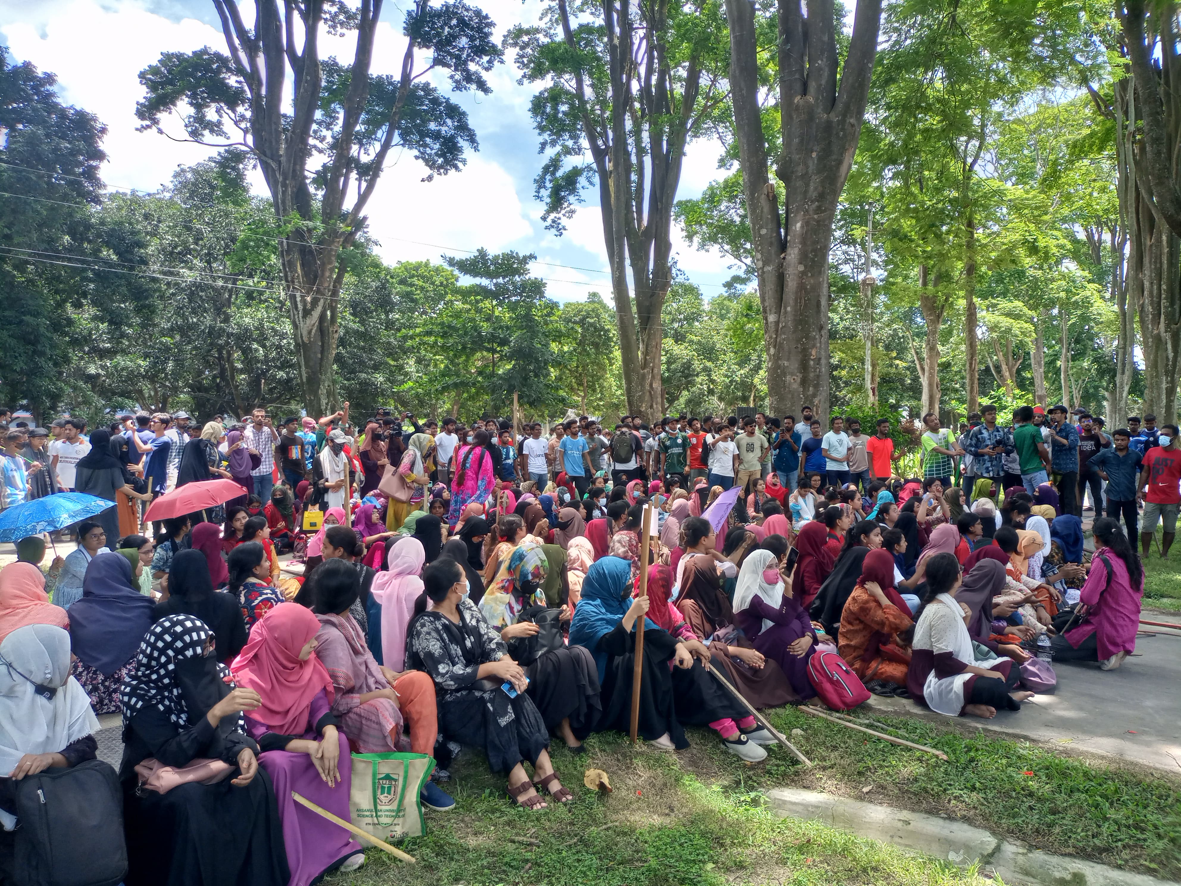সিন্ডিকেট সভায় ঢাবি-রাবি-জাবি-চবিসহ সব বিশ্ববিদ্যালয় বন্ধের সিদ্ধান্ত, শিক্ষার্থীদের ক্ষোভ
