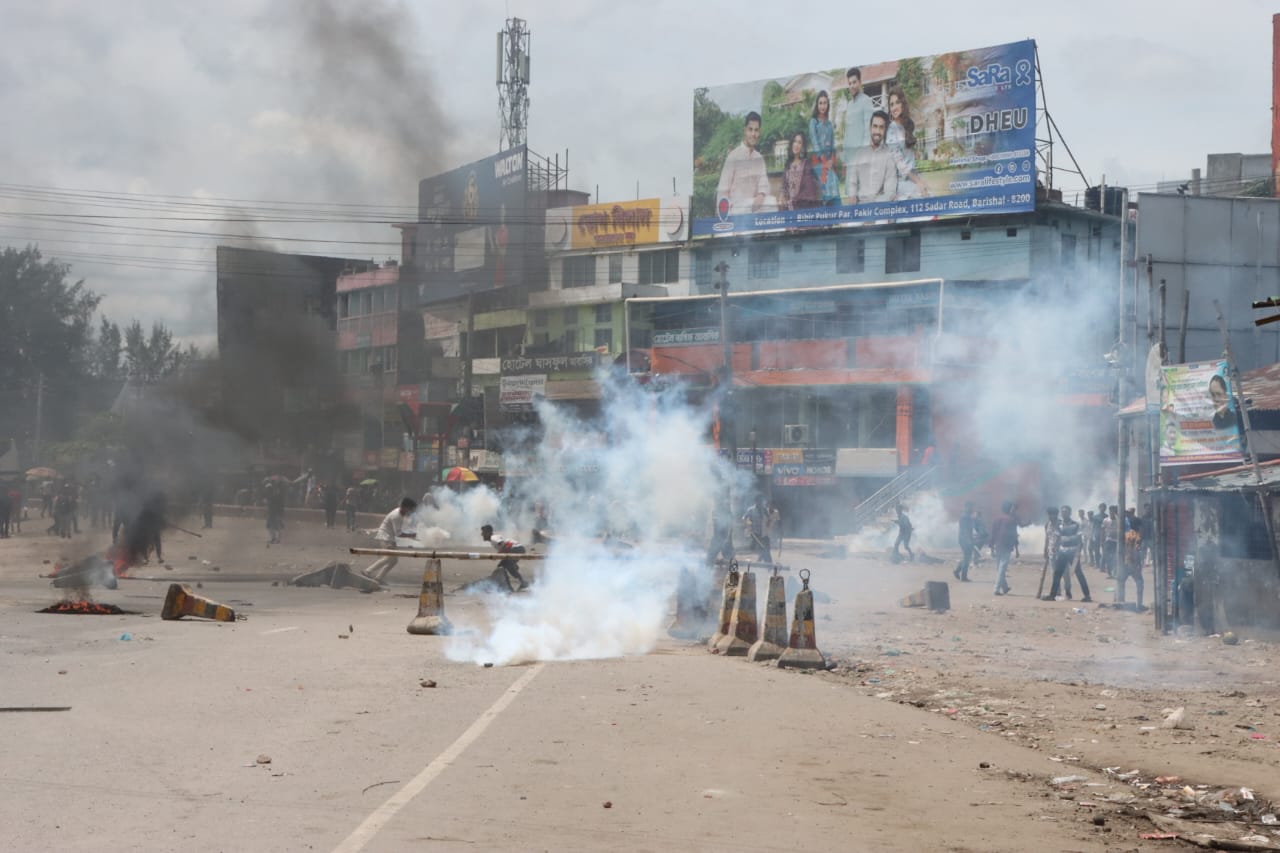 আন্দোলনরত শিক্ষার্থীদের সঙ্গে পুলিশের সংঘর্ষে রণক্ষেত্র বরিশাল