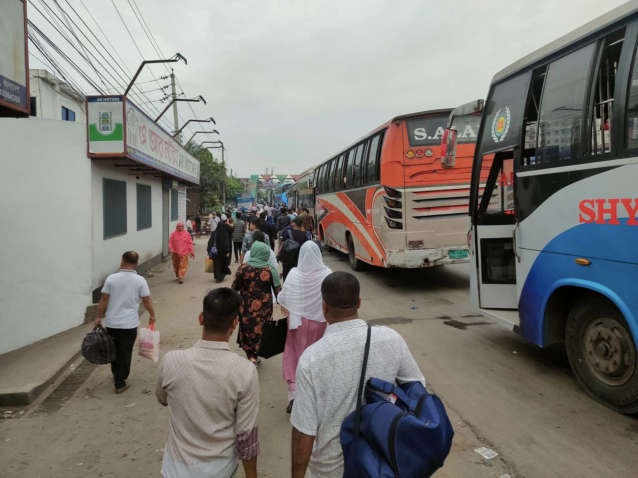 ‘কমপ্লিট শাটডাউন’: রায়েরবাগ-শনিরআখড়ায় অবরোধ, যান চলাচল বন্ধ
