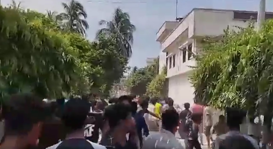 নরসিংদীতে আন্দোলনকারীদের সঙ্গে পুলিশের সংঘর্ষে স্কুলশিক্ষার্থী নিহত