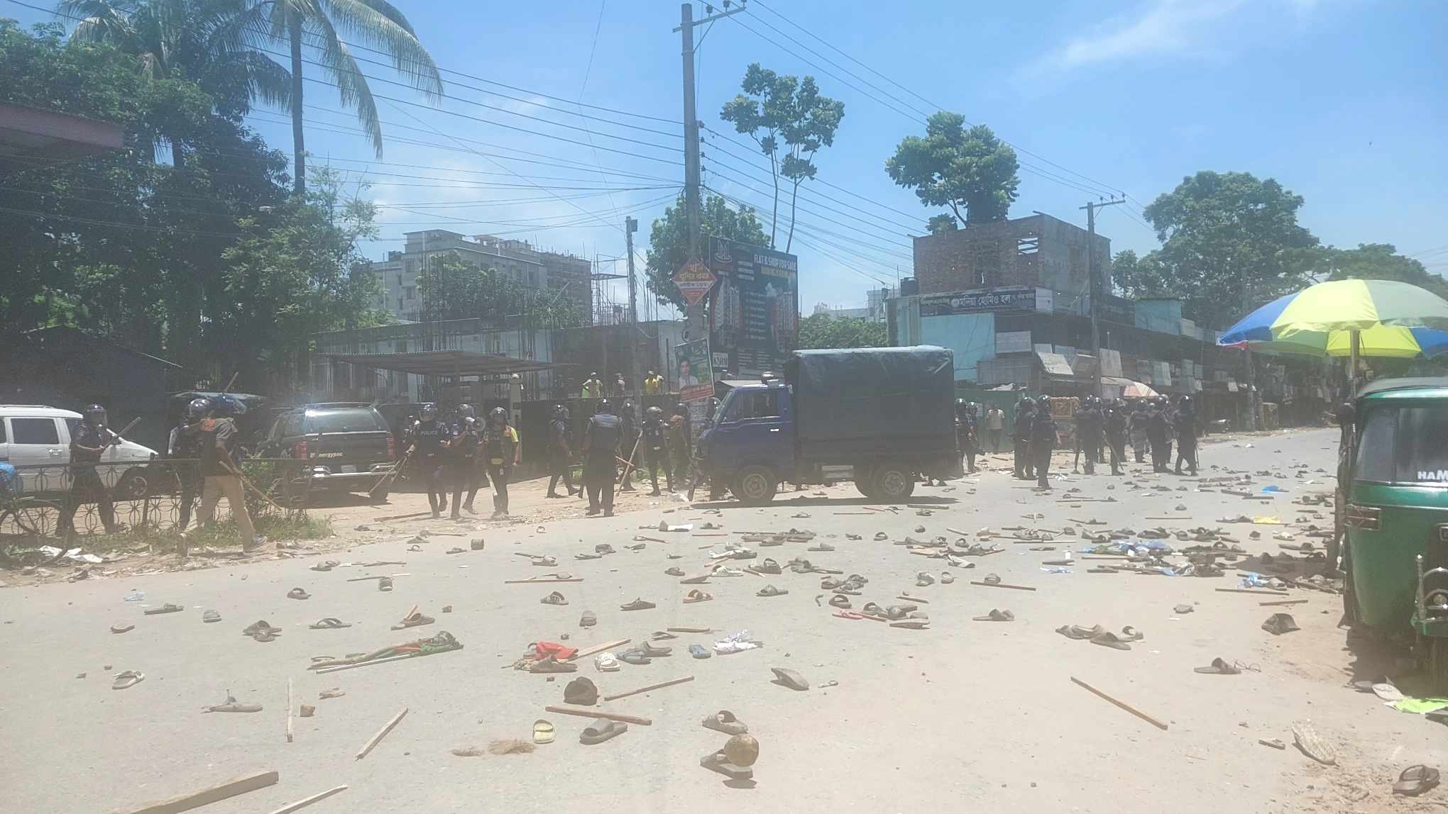 টাঙ্গাইলে শিক্ষার্থীদের মিছিলে পুলিশের হামলা
