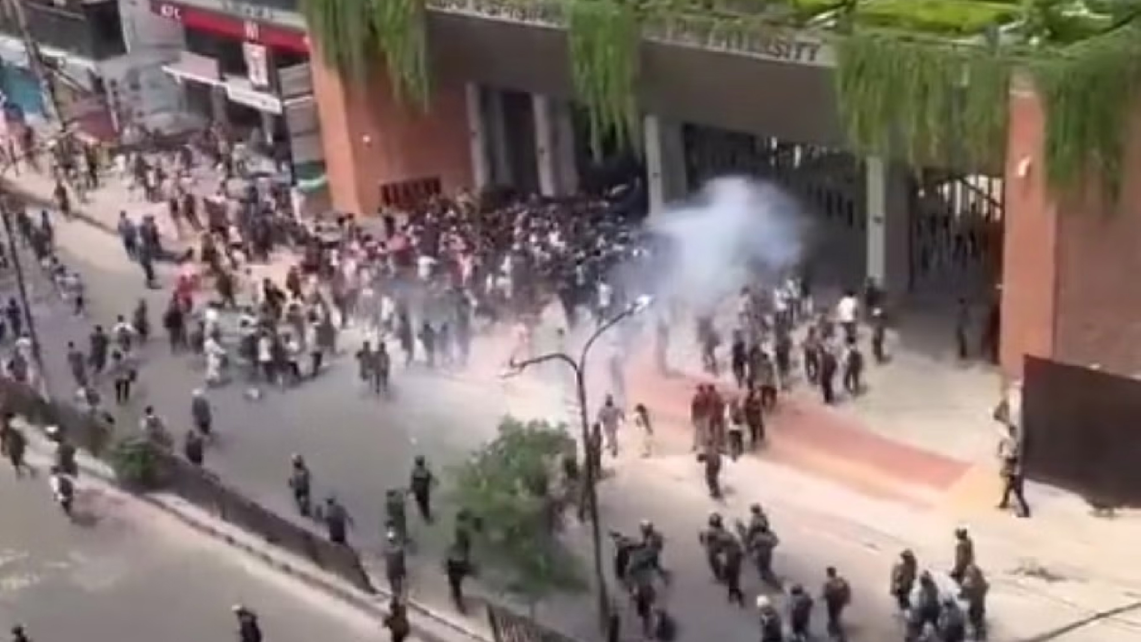 ব্র্যাক বিশ্ববিদ্যালয়ের ভেতরেও টিয়ারশেল, আন্দোলনকারীদের সঙ্গে পুলিশের সংঘর্ষ