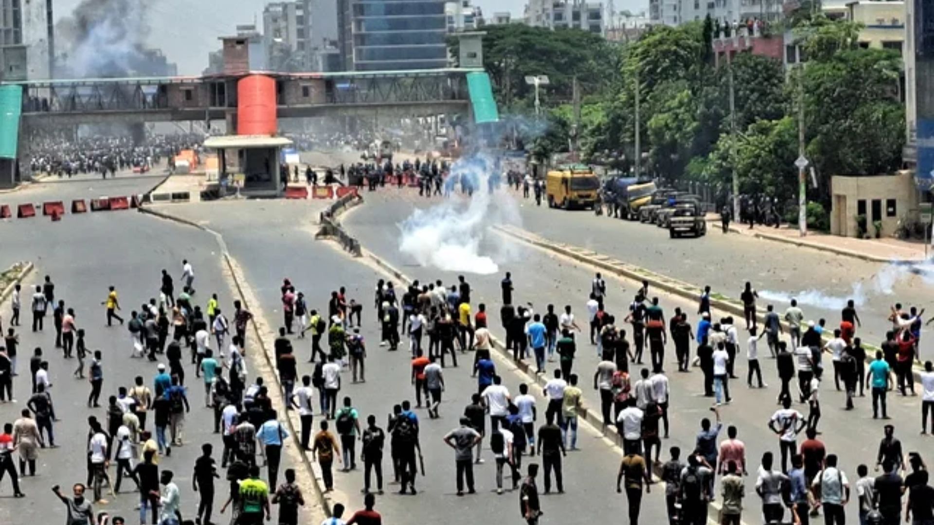 উত্তরা-আজমপুরে শিক্ষার্থীদের সঙ্গে পুলিশের সংঘর্ষে নিহত ৪