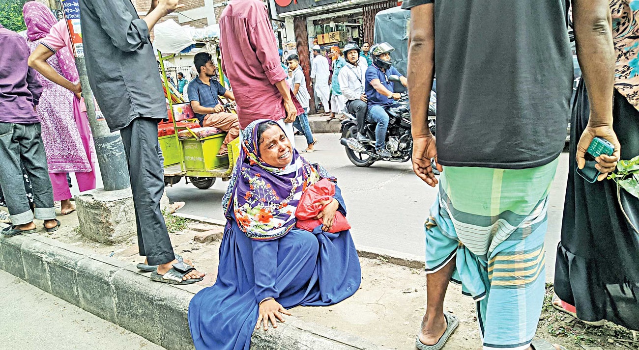 একনজর দেখার আশায় আদালতের সামনে