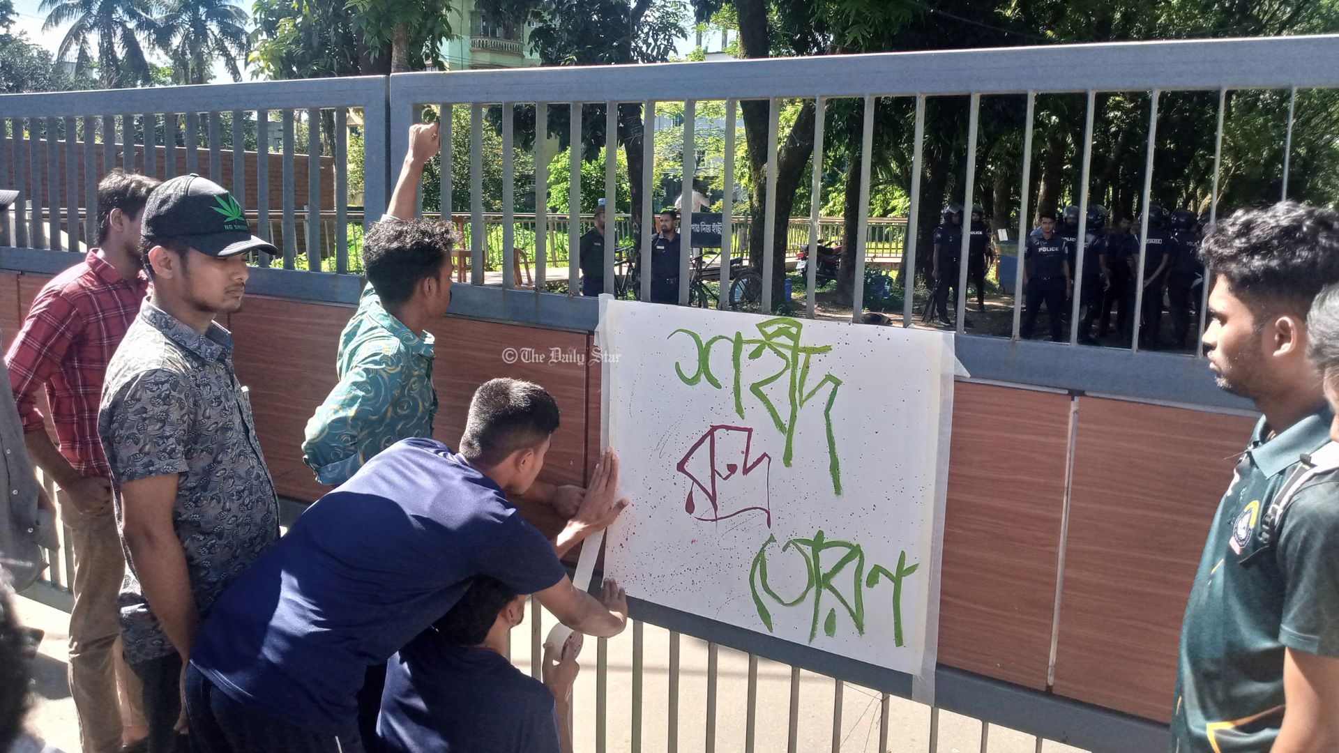 শাবিপ্রবির প্রধান ফটককে ‘শহীদ রুদ্র তোরণ’ ঘোষণা শিক্ষার্থীদের