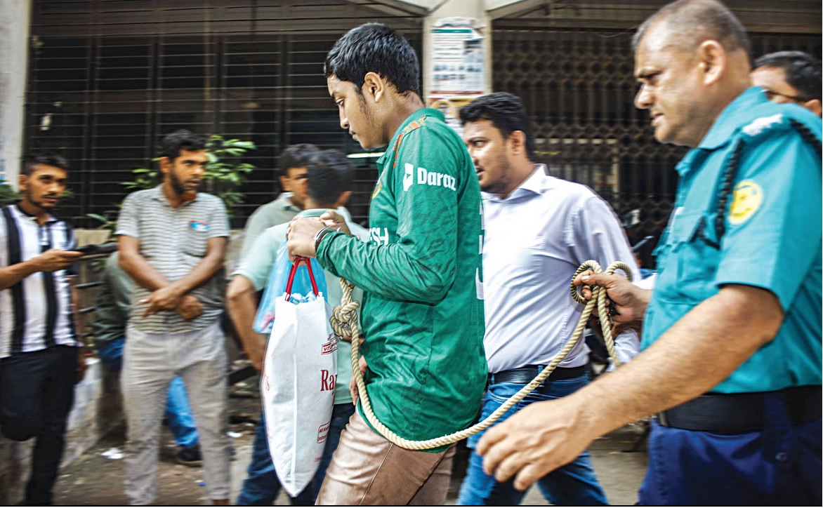 শহরজুড়ে ব্লক রেইড, আতঙ্কে নগরবাসী