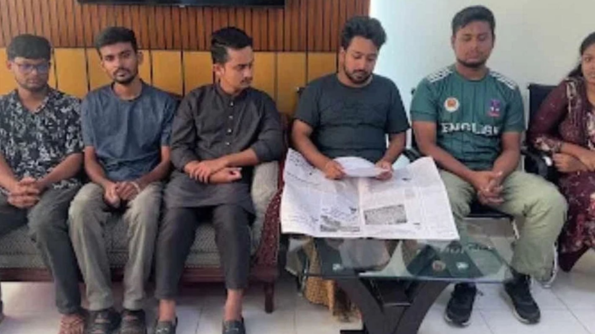 ডিবি কার্যালয় থেকে ভিডিও বার্তায় কর্মসূচি প্রত্যাহারের ঘোষণা ৬ সমন্বয়কের