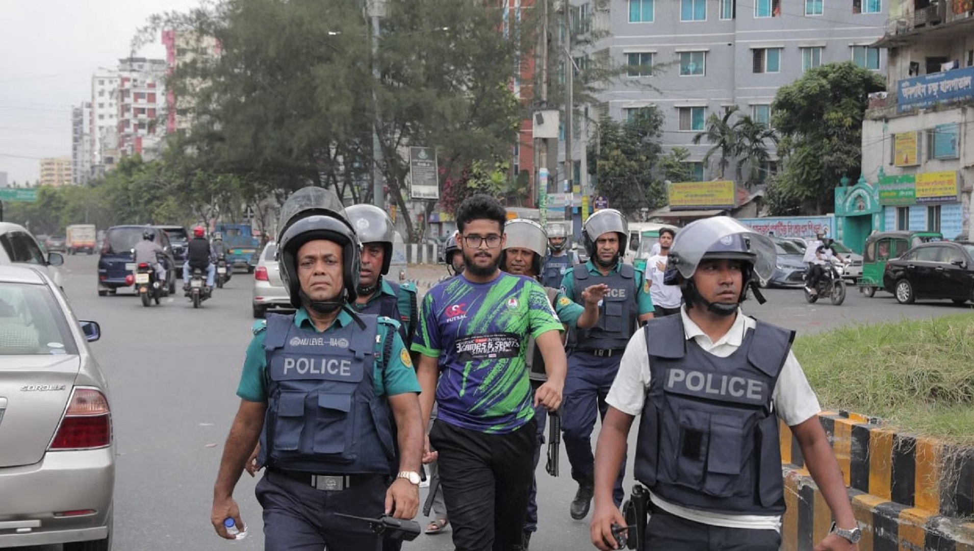 ইসিবি চত্বরে শিক্ষার্থীদের লাঠিপেটা, বেশ কয়েকজন আটক