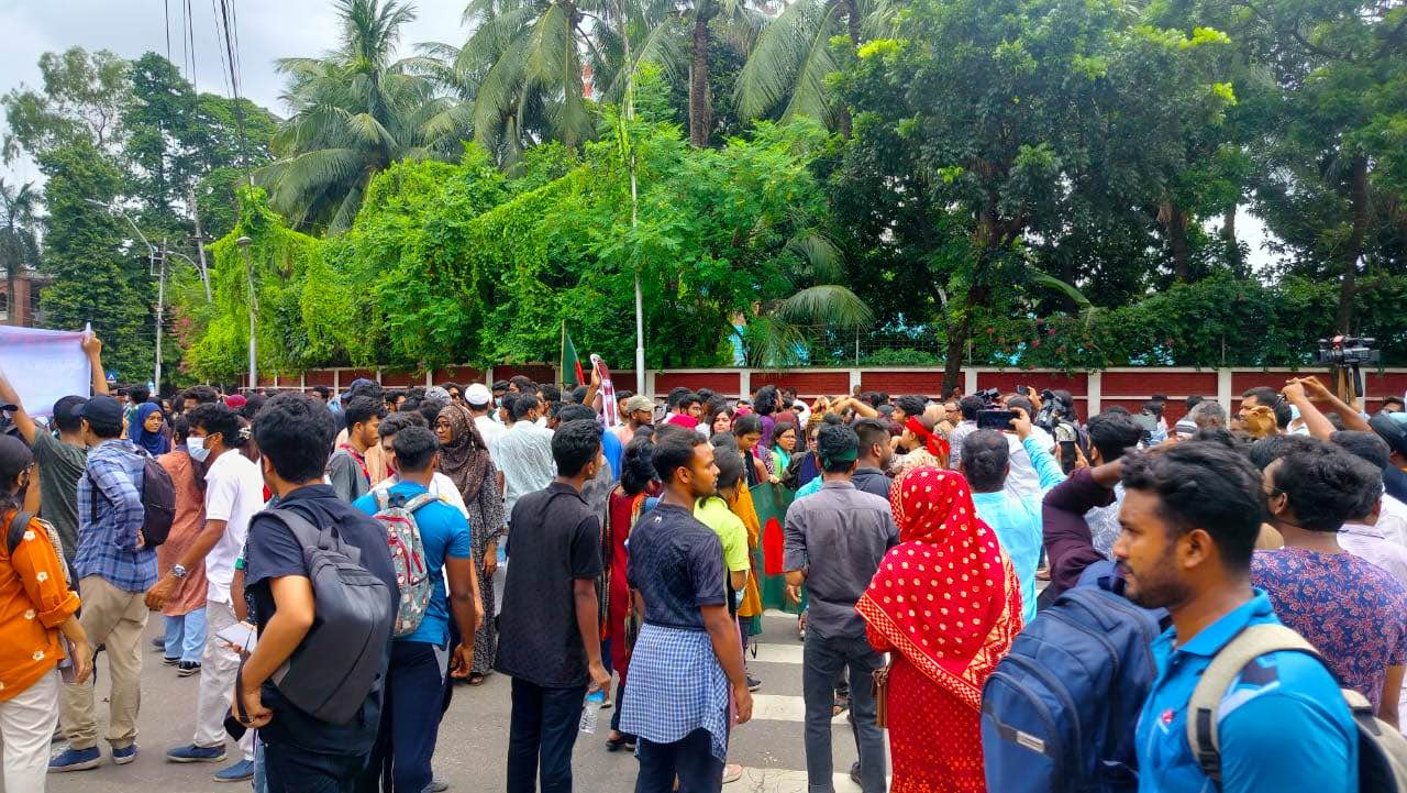 হাইকোর্টে যেতে পুলিশি বাধা, দোয়েল চত্বরের সামনে শিক্ষার্থী ও ঢাবি শিক্ষকদের অবস্থান