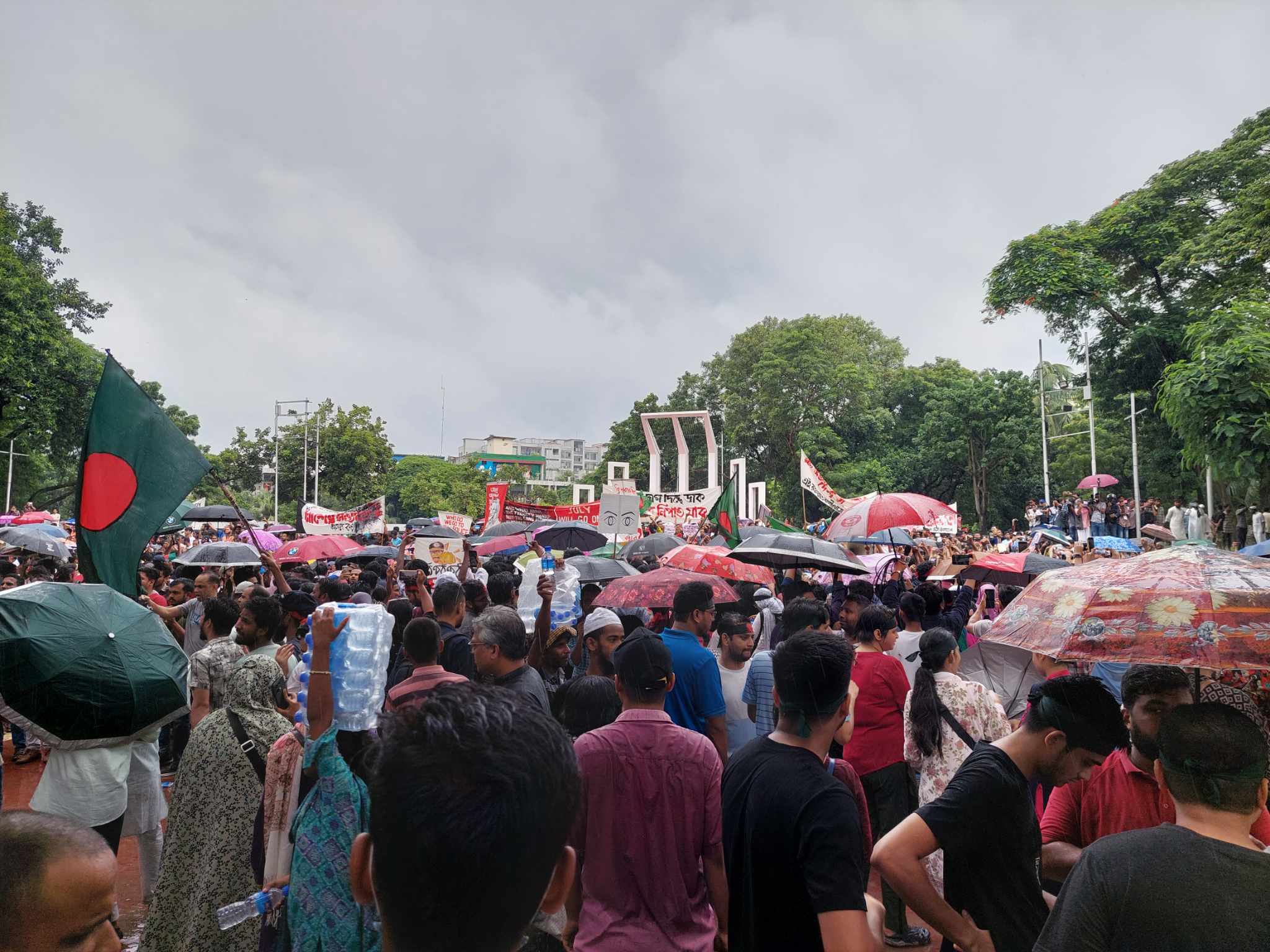 প্রেসক্লাব থেকে বিক্ষোভকারীদের গণমিছিল, স্লোগানে উত্তাল শহীদ মিনার