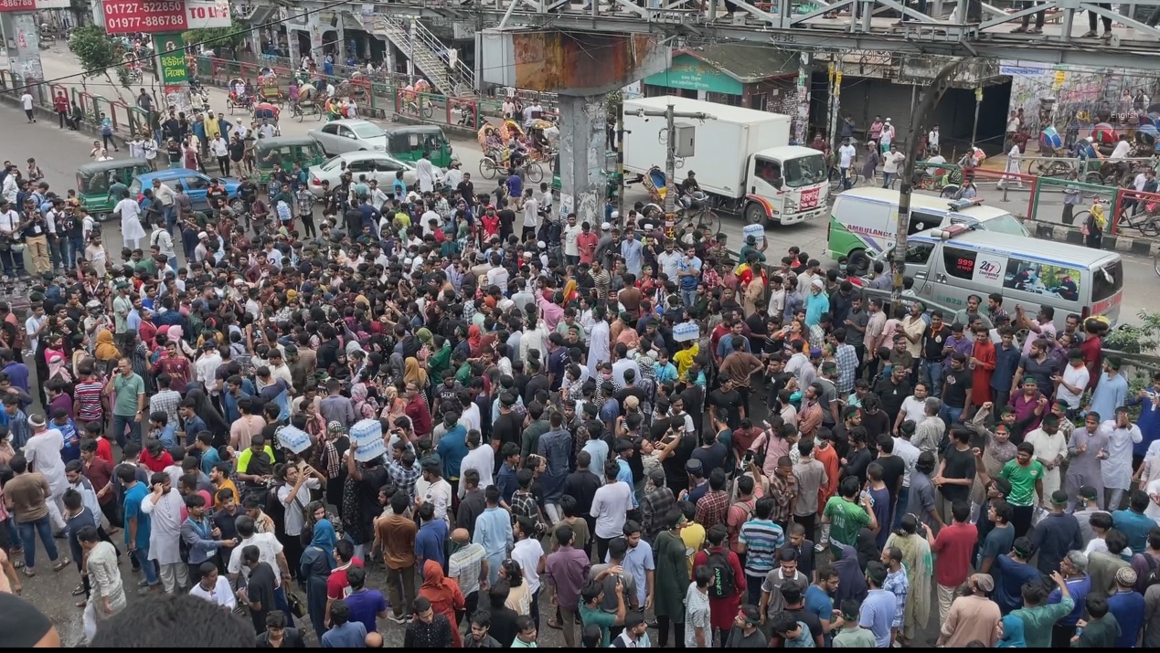 সায়েন্স ল্যাব মোড়ে বিক্ষোভ, কিছু সময় বন্ধ ছিল যান চলাচল