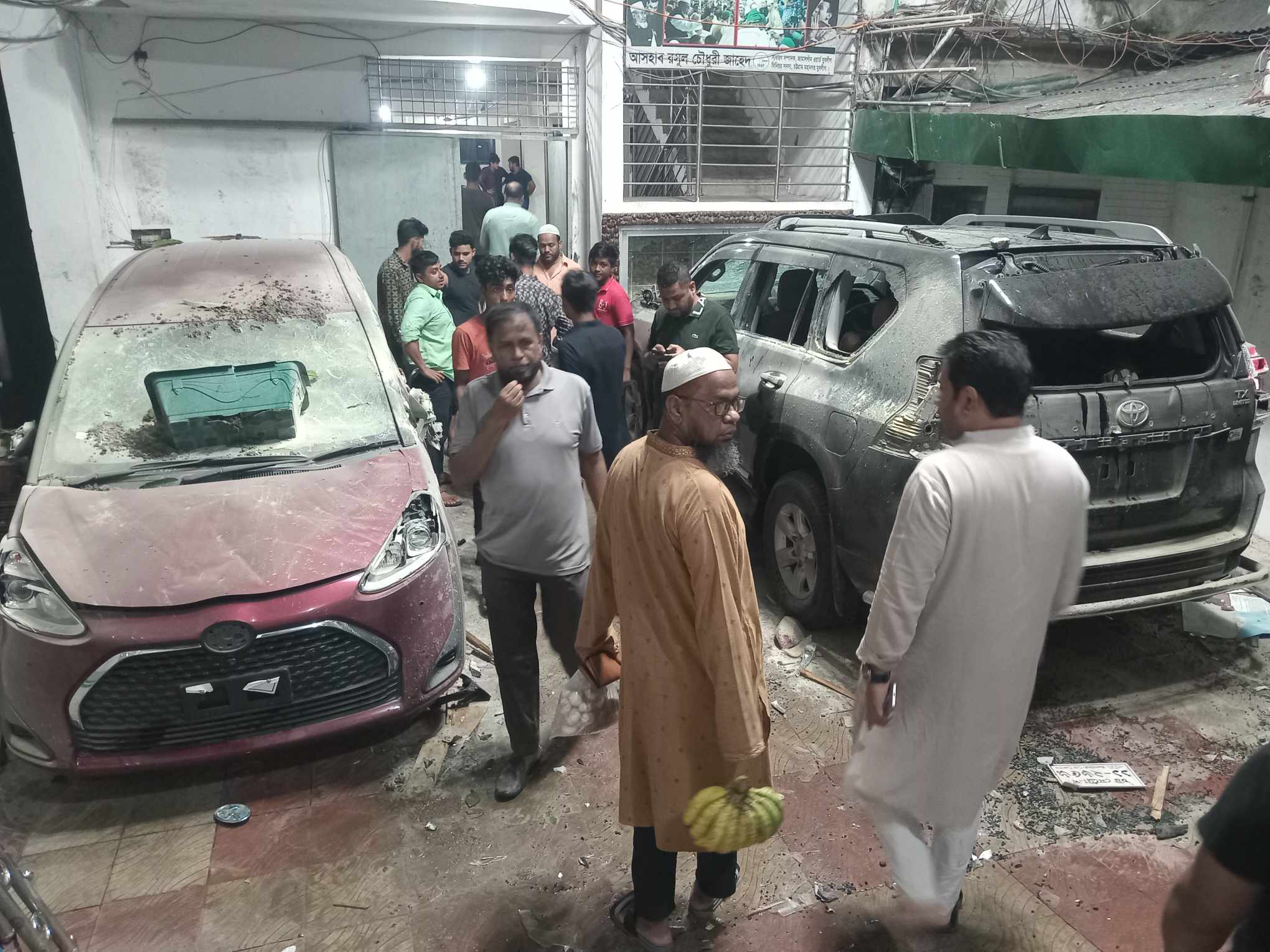 চট্টগ্রামে শিক্ষামন্ত্রীর বাসায় হামলা, গাড়ি ভাঙচুর