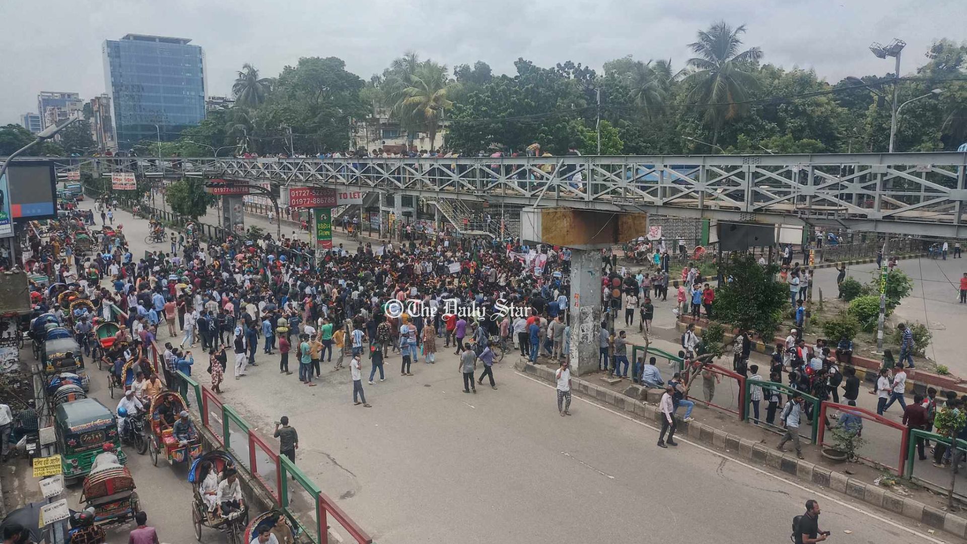 সায়েন্স ল্যাব মোড়ে বিক্ষোভকারীদের অবস্থান