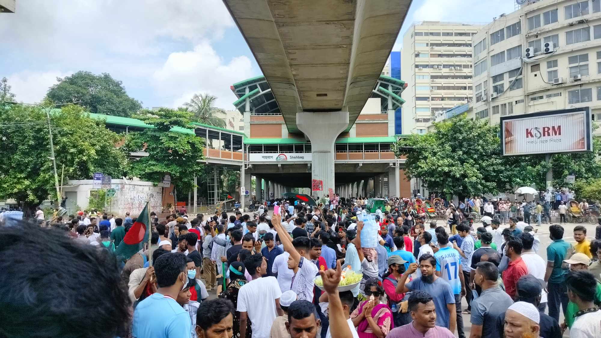 শাহবাগে শিক্ষার্থী ও পেশাজীবীদের অবস্থান