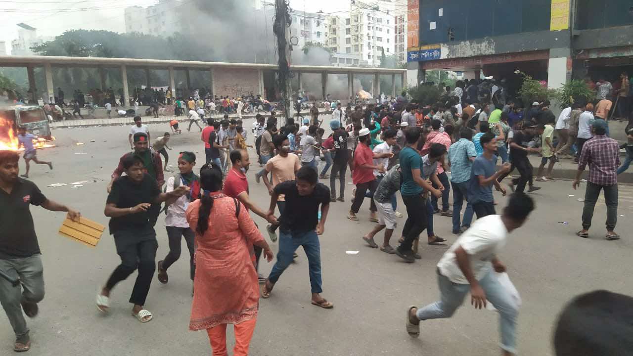 উত্তরা পূর্ব থানা থেকে অনবরত গুলি, নিহত ১০, থানা ঘেরাও