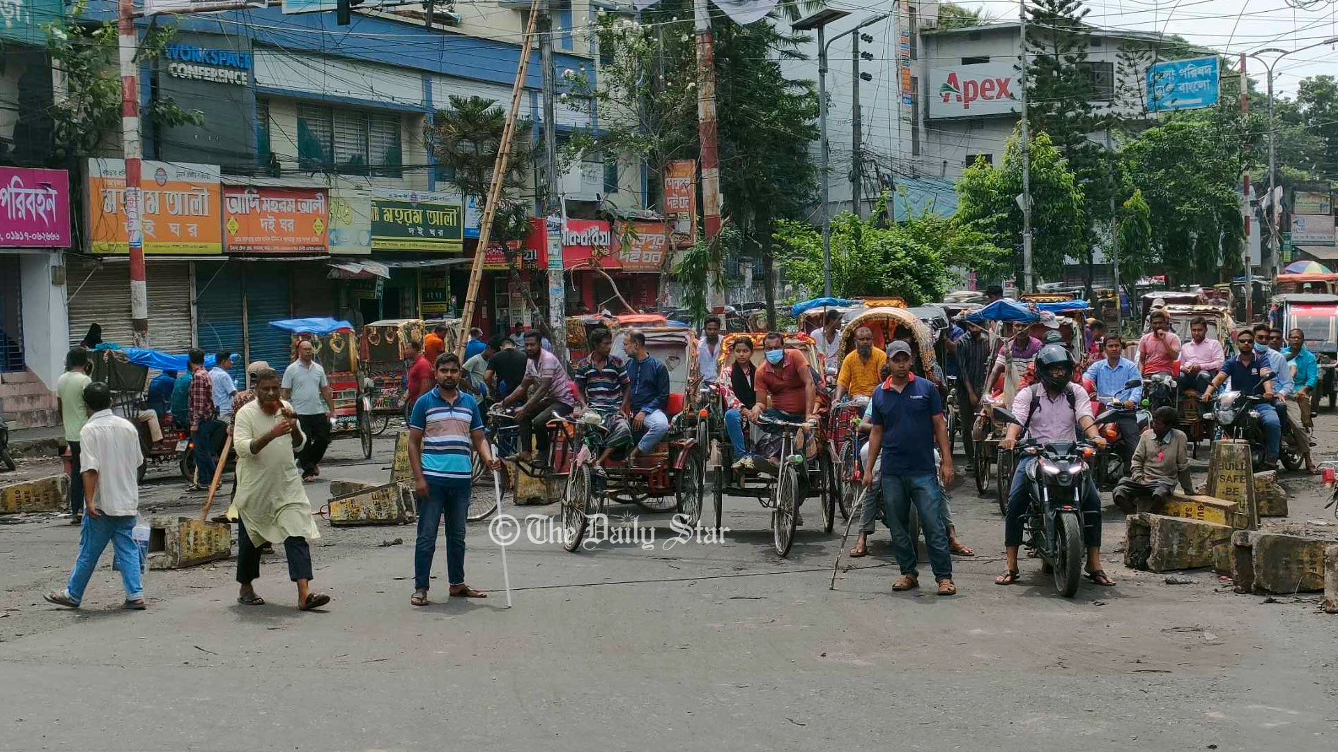 বগুড়ায় থানায় পুলিশ-শহরে ট্রাফিক নেই, যানজট নিরসনে কাজ করছে ছাত্র-জনতা