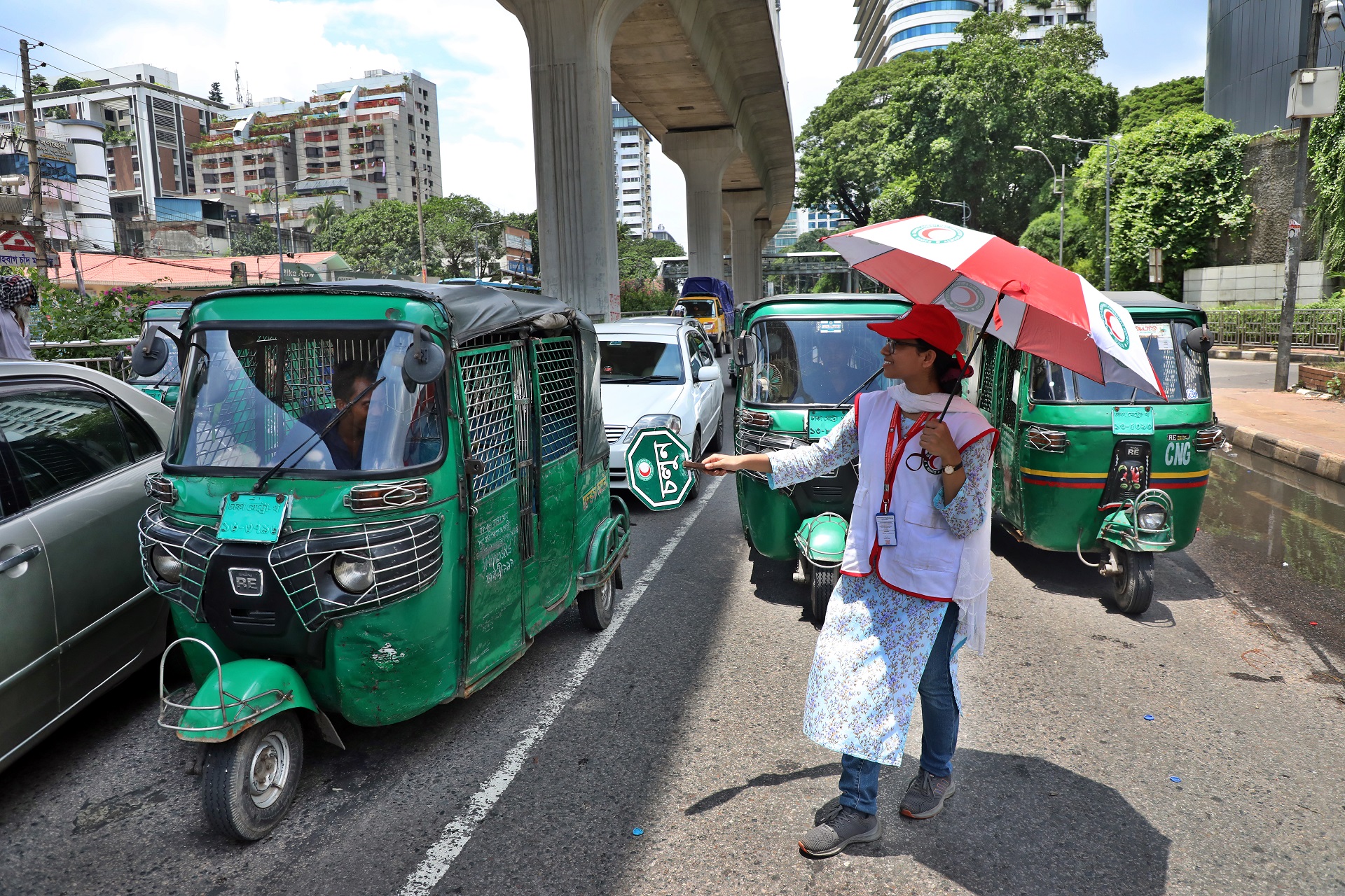 রাস্তায় ট্রাফিক নিয়ন্ত্রণে শিক্ষার্থীরা, খাবার-পানি-ছাতা দিয়ে সহযোগিতা করছে রাজধানীবাসী