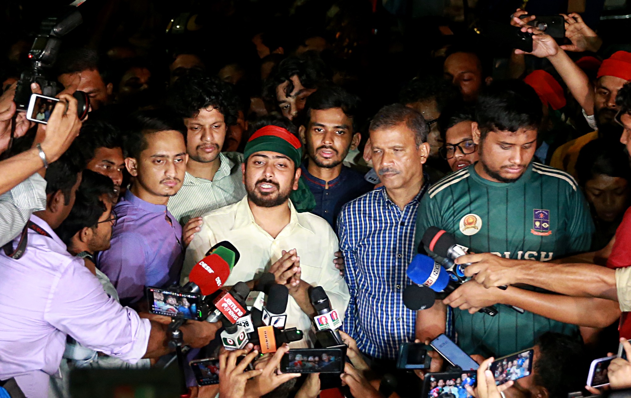 ২৪ ঘণ্টার মধ্যে অন্তর্বর্তীকালীন সরকার চূড়ান্ত হবে: বঙ্গভবনে বৈঠক শেষে নাহিদ