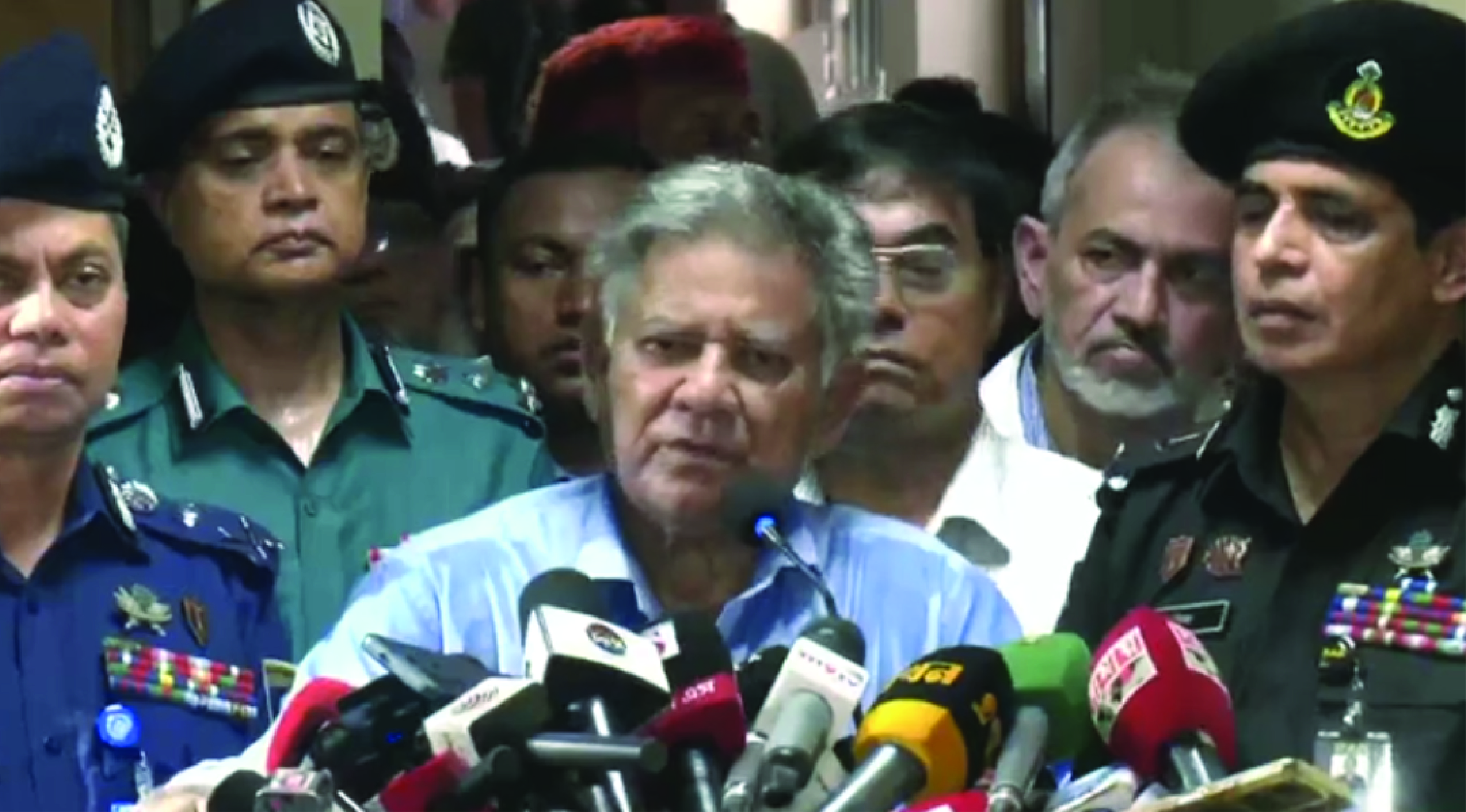 পুলিশের দাবি পূরণের প্রতিশ্রুতি দিয়ে থানায় ফেরার আহ্বান স্বরাষ্ট্র উপদেষ্টার