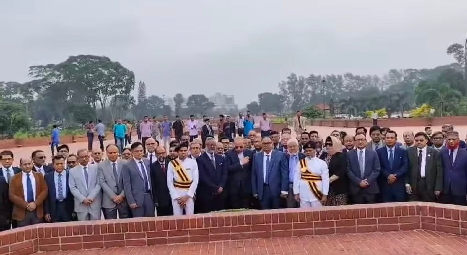 জাতীয় স্মৃতিসৌধে প্রধান বিচারপতির শ্রদ্ধা