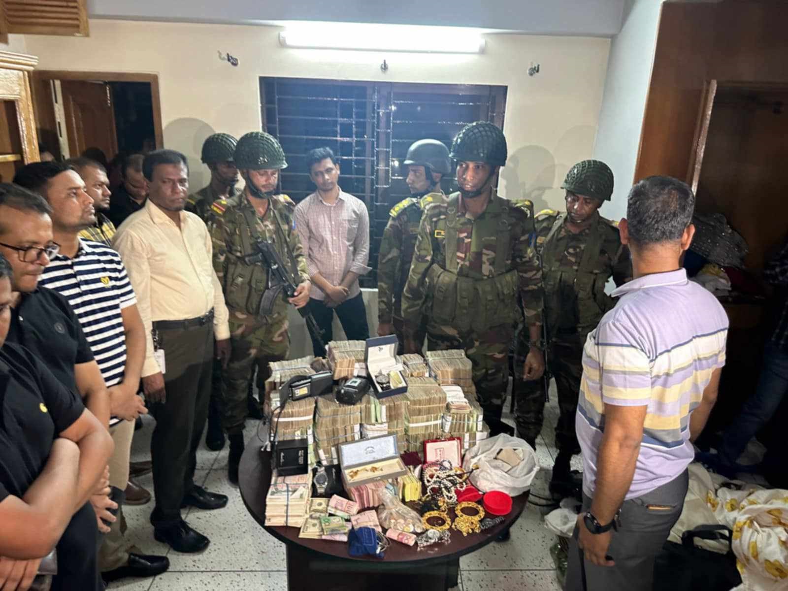 সাবেক জ্যেষ্ঠ সচিব শাহ কামালের বাসায় অভিযান, ৩ কোটি টাকা জব্দ