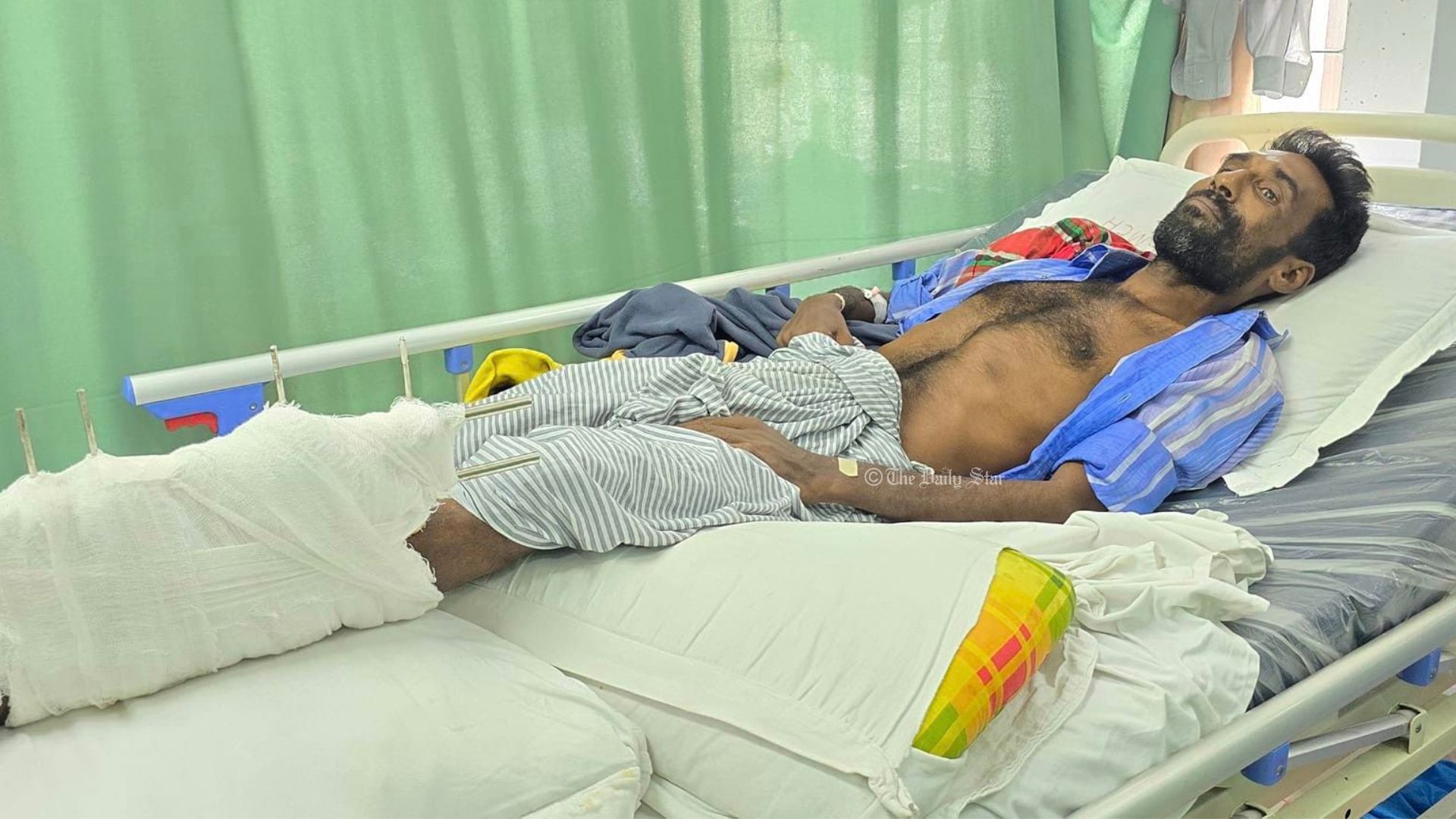 গুলিবিদ্ধ মানিককে হাসপাতালে দেখভাল করছে অন্য রোগীর স্বজন