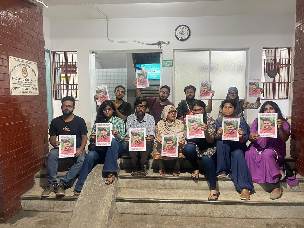 প্রিয় হত্যা মামলা নথিভুক্ত করছে না পুলিশ, ১১ ঘণ্টা ধরে নিউমার্কেট থানায় পরিবার