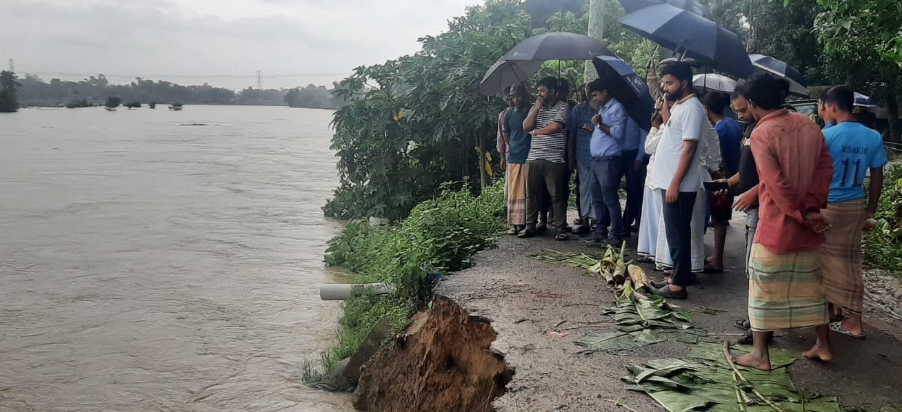 বিপৎসীমার উপরে হালদার পানি, বেড়িবাঁধের ১৬ স্থানে ভাঙন
