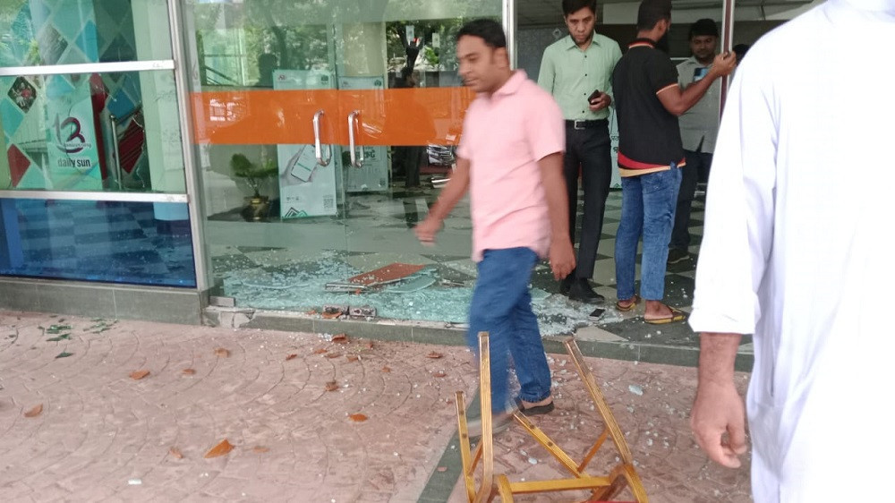 প্রধান উপদেষ্টার হাতকে শক্তিশালী করুন