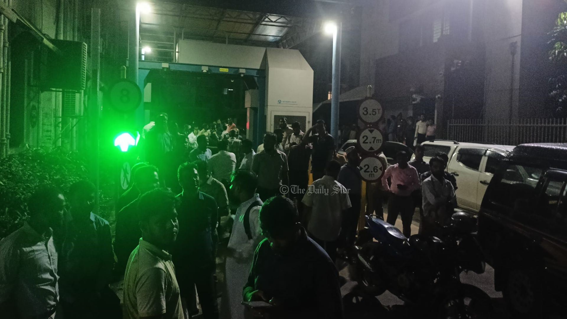 আনসারদের সরিয়ে খুলেছে সচিবালয়ের গেট, বের হচ্ছেন কর্মকর্তা-কর্মচারীরা