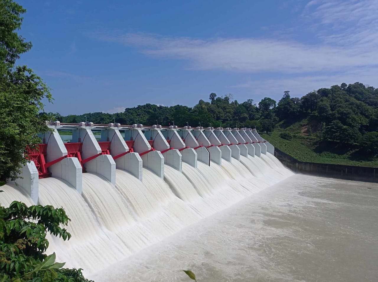 সীমিত আকারে খুলে দেওয়া হয়েছে কাপ্তাই বাঁধের ১৬টি স্পিলওয়ে