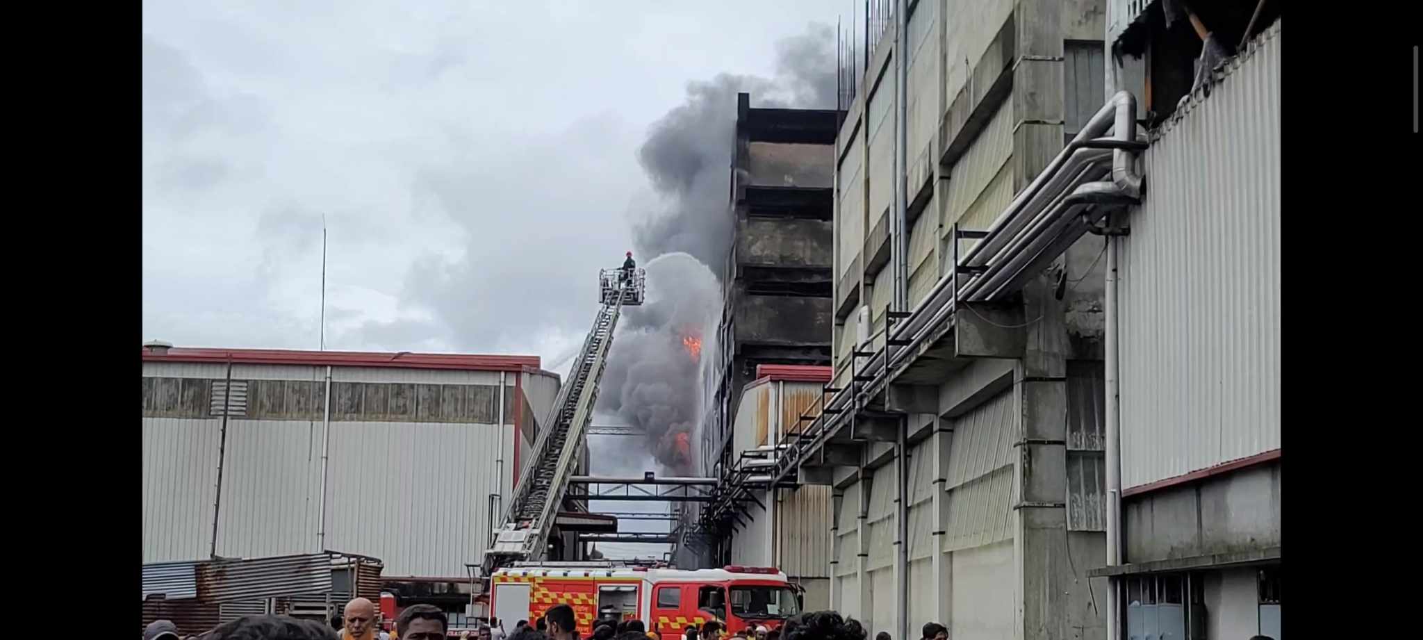 লুটপাটের পর আগুন, ১৪ ঘণ্টা ধরে জ্বলছে গাজী টায়ারসের কারখানা