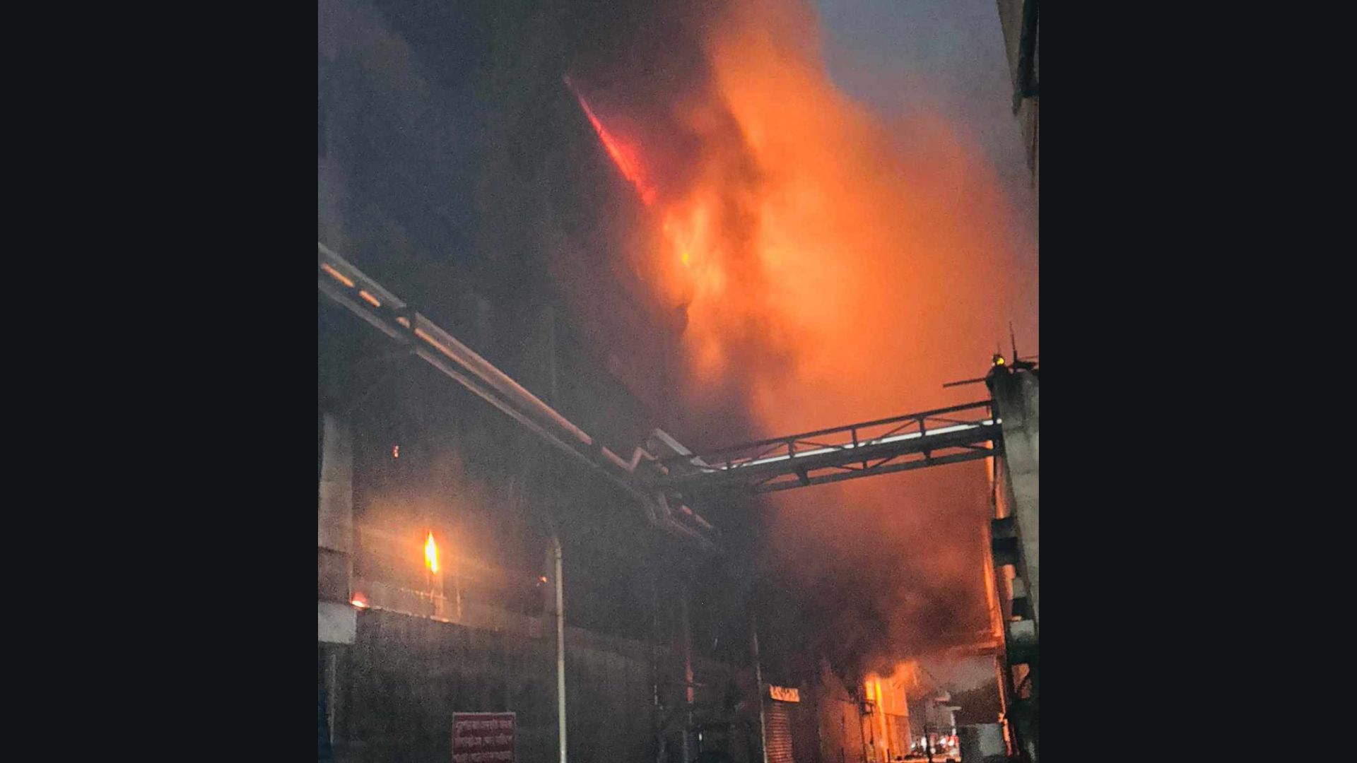 নারায়ণগঞ্জে গাজী টায়ার ফ্যাক্টরিতে আগুন, নিয়ন্ত্রণে ১১ ইউনিট