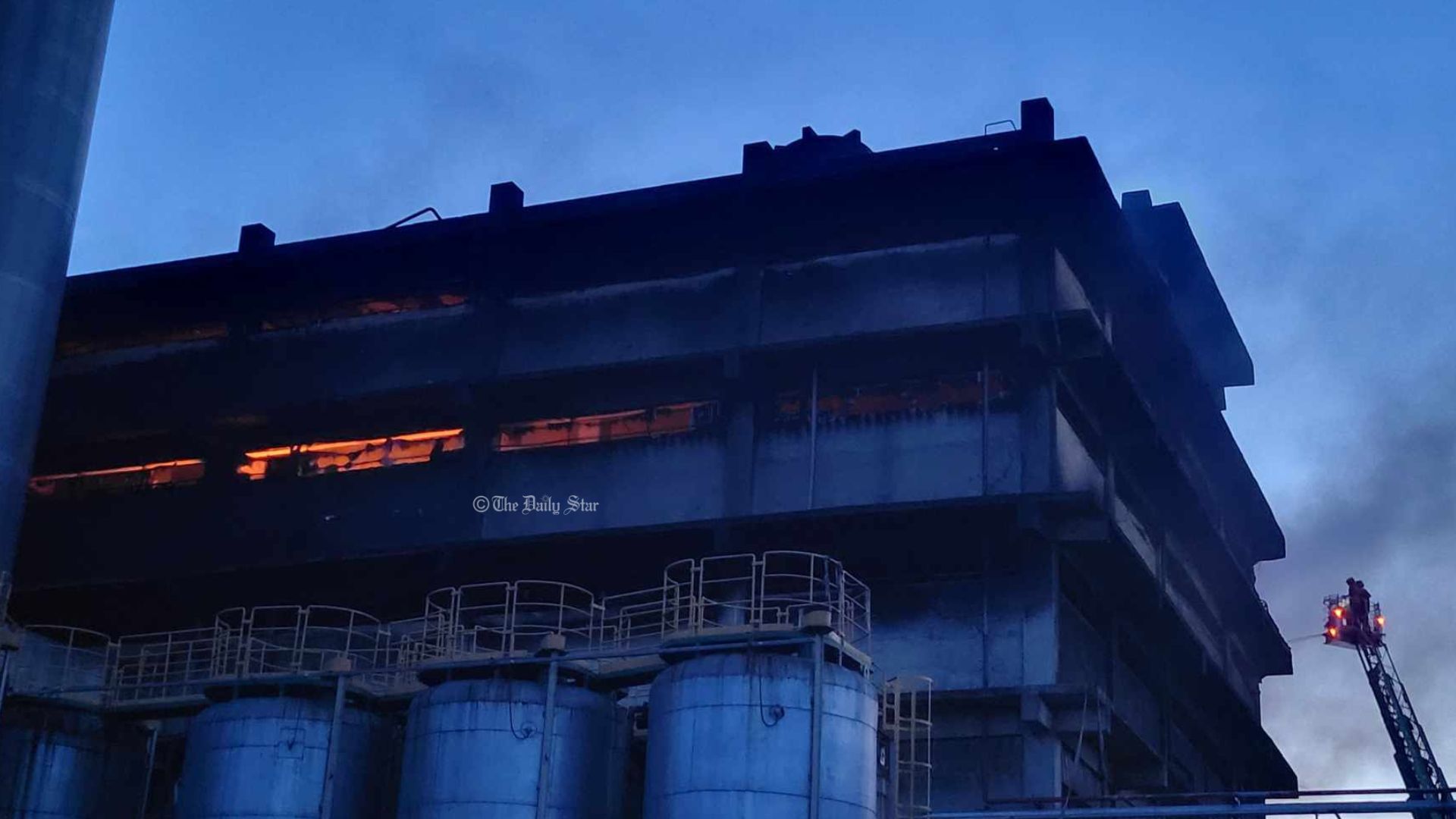 গাজী টায়ারসের ভবনটিতে আবারও জ্বলে উঠেছে আগুন