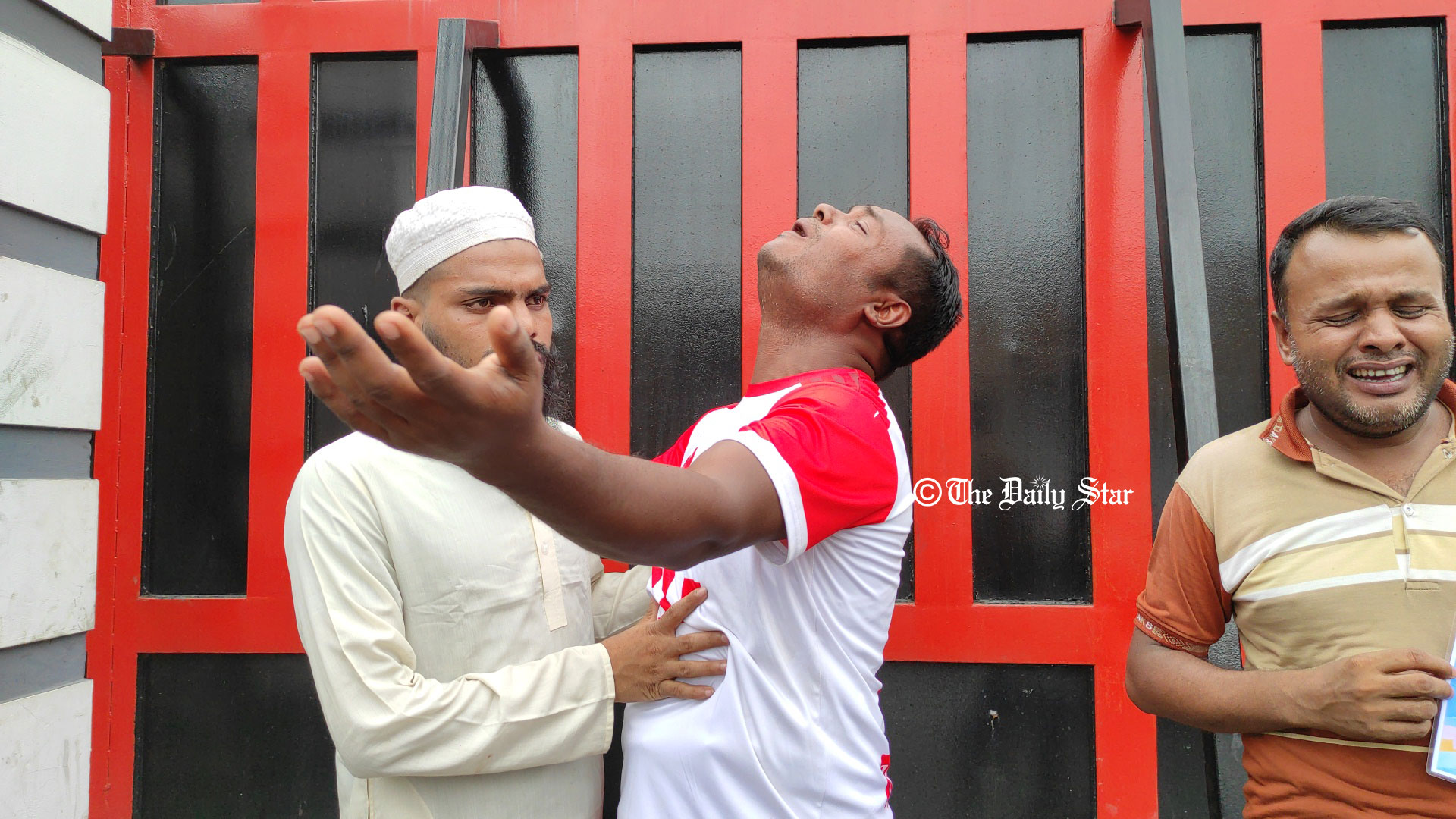 ‘তোমরা তো ভিতরে যাও, আমার বাবার খবরডা লইও’