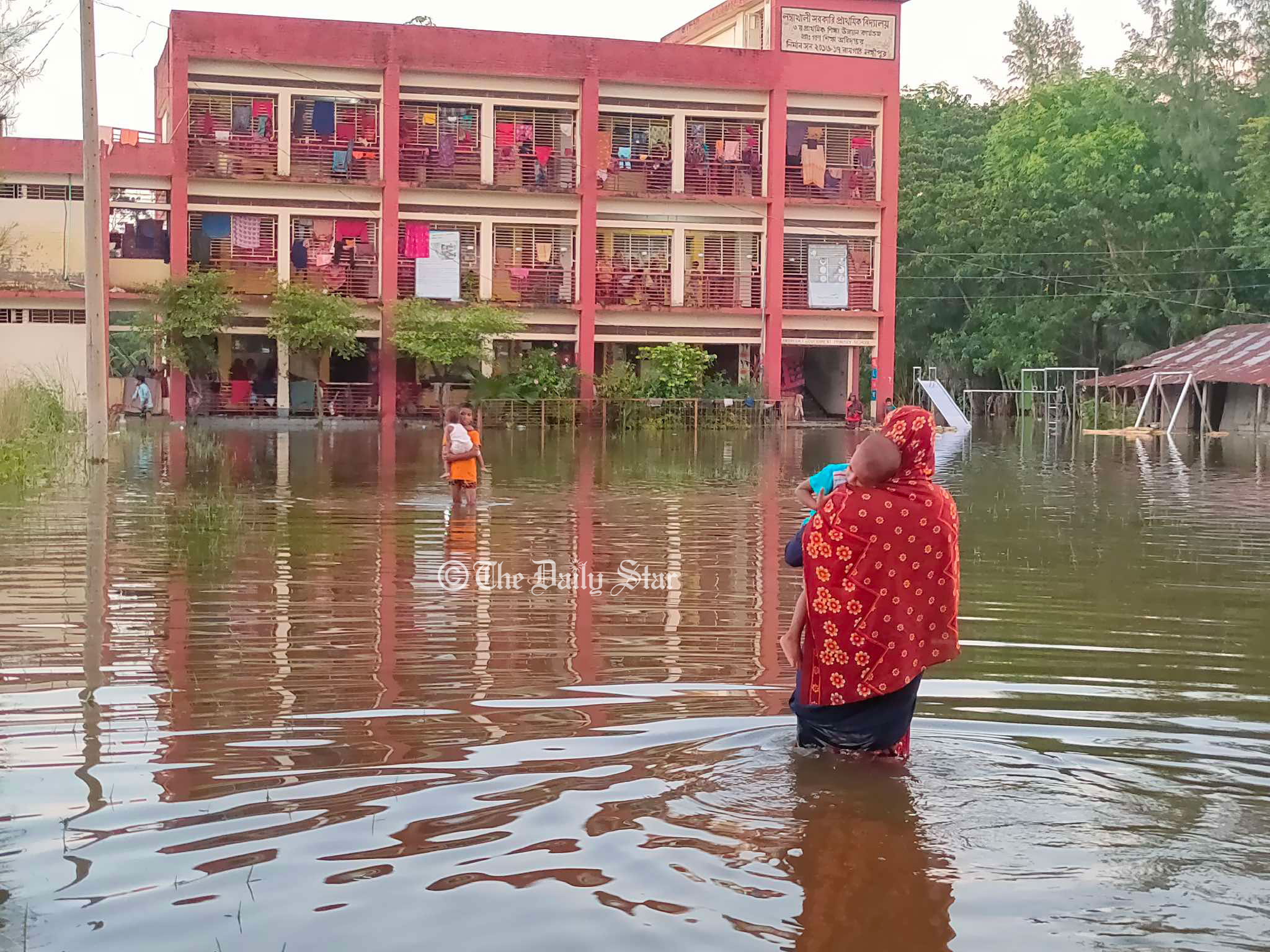 ঘরে ফেরার অপেক্ষায় সড়কে রাত কাটছে লক্ষ্মীপুরের কলাকোপাবাসীর