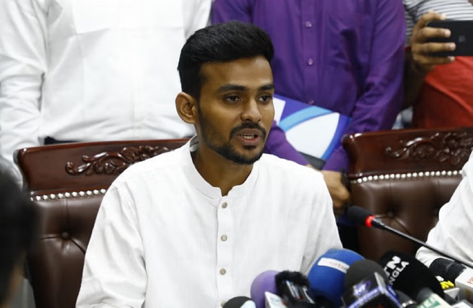 অন্তর্বর্তী সরকারকে ব্যর্থ করার ষড়যন্ত্র থেকে আগুন, উপদেষ্টা আসিফের সন্দেহ