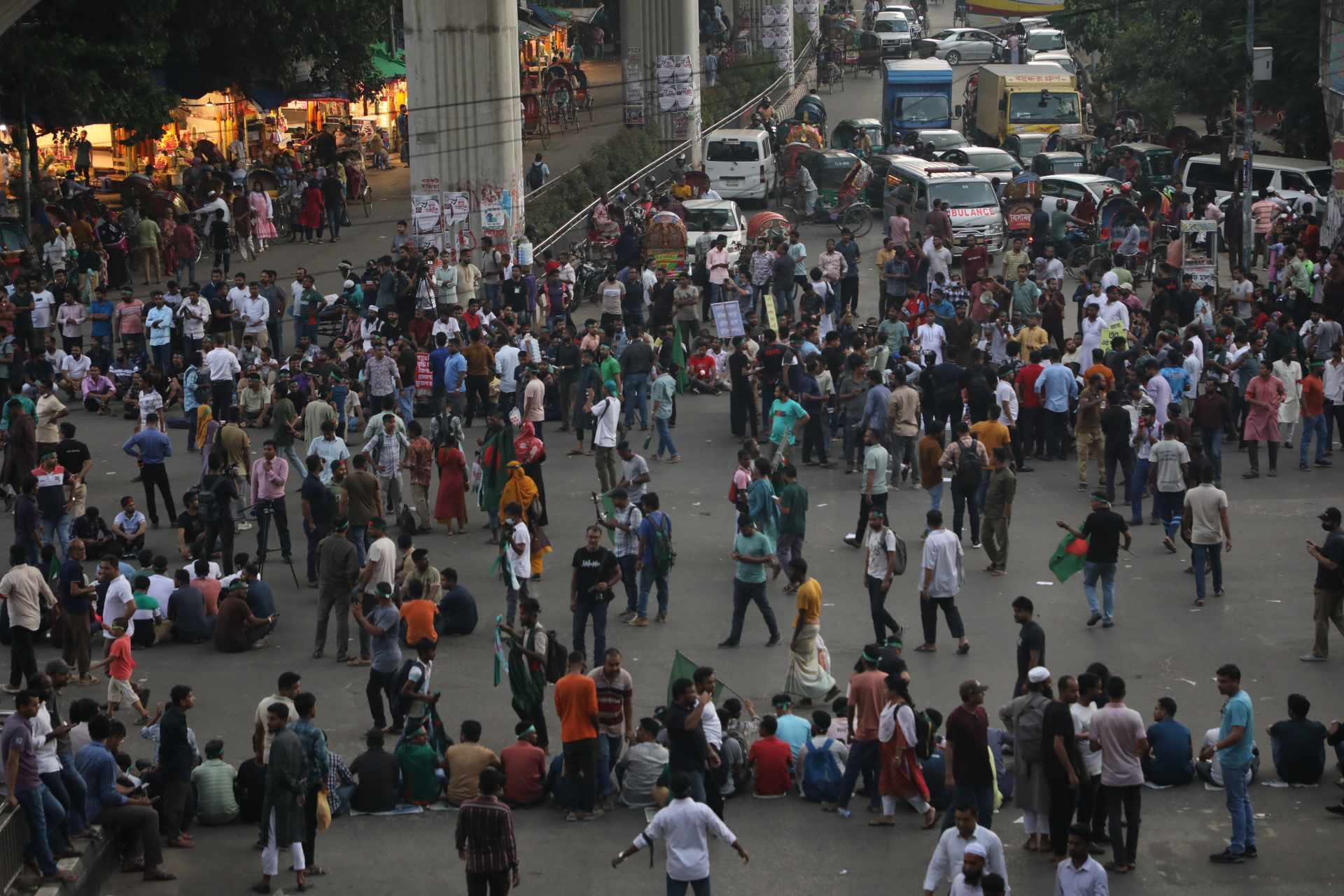 চাকরিতে প্রবেশের বয়সসীমা বাড়ানোর দাবিতে শাহবাগ মোড় অবরোধ