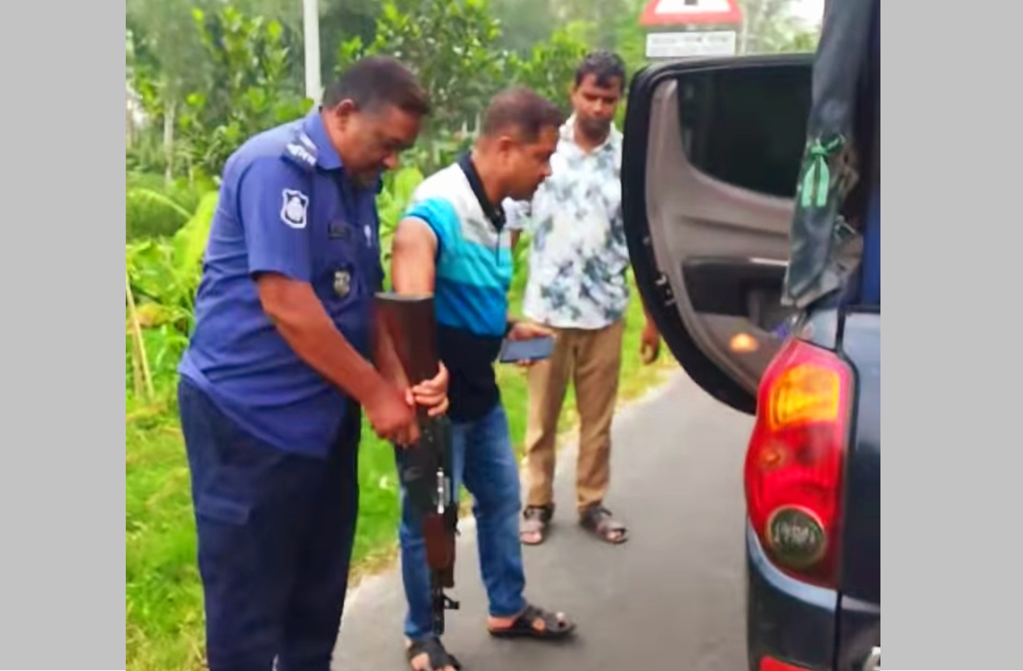 সিরাজগঞ্জে নির্মাণাধীন মসজিদ থেকে অস্ত্র, গুলি উদ্ধার