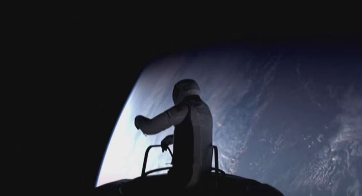 মহাকাশ অভিযানে নতুন দিগন্ত: বেসরকারি উদ্যোগে ২ নভোচারীর ‘স্পেসওয়াক’