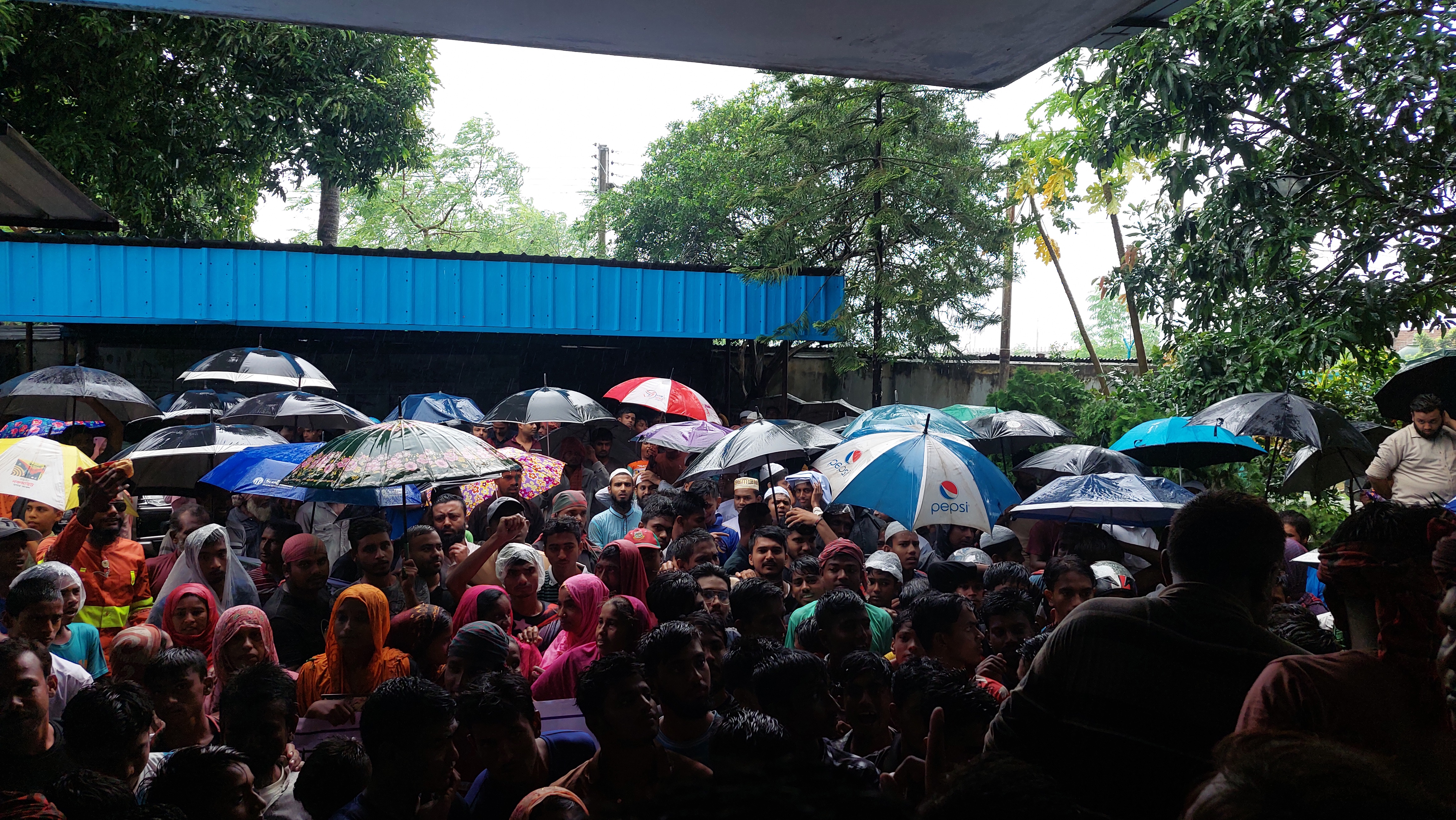 পদ্মার ভাঙন রোধে ব্যবস্থার দাবিতে কুষ্টিয়া পানি উন্নয়ন বোর্ড ঘেরাও