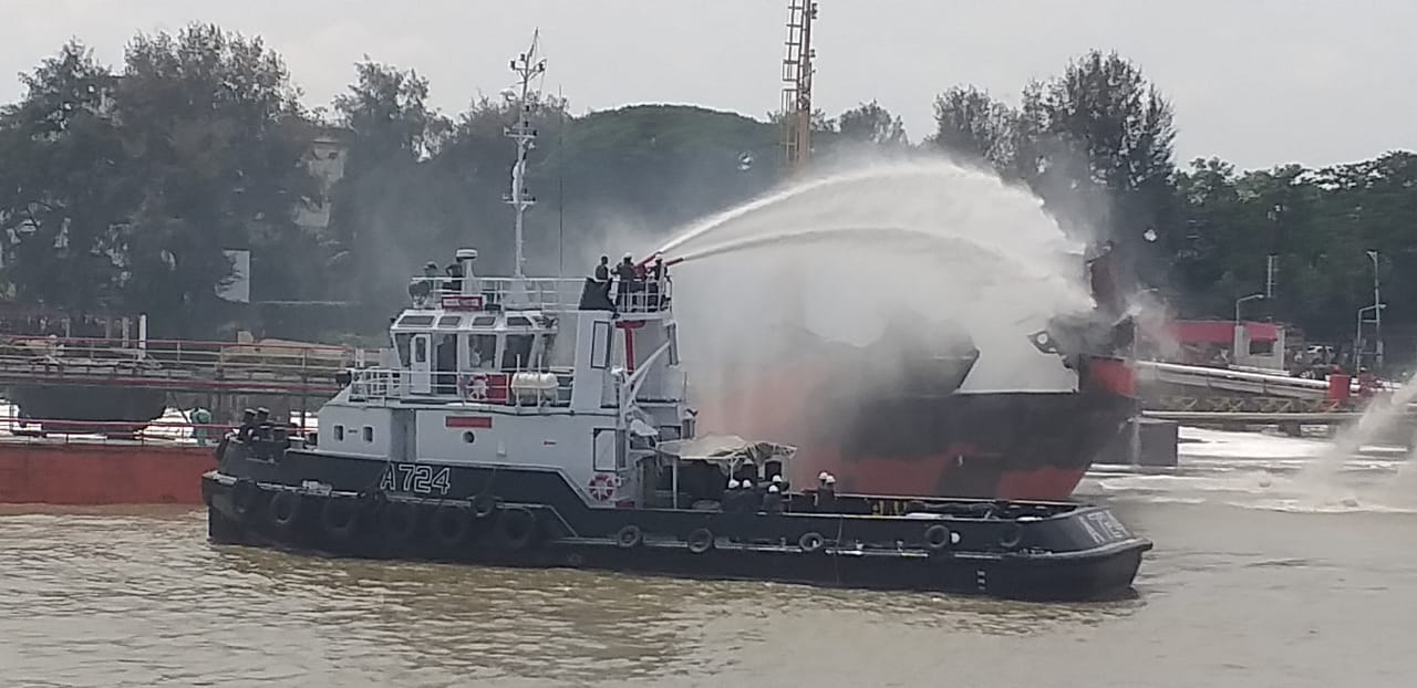 চট্টগ্রাম বন্দরে তেলবাহী জাহাজে আগুন