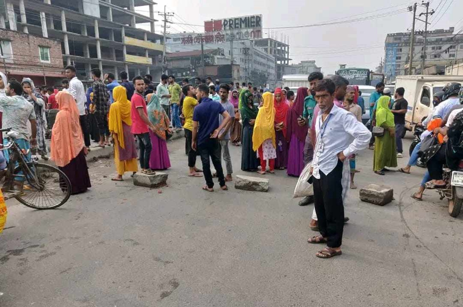 ঢাকা-ময়মনসিংহ মহাসড়কে আবারও পোশাকশ্রমিকদের অবরোধ