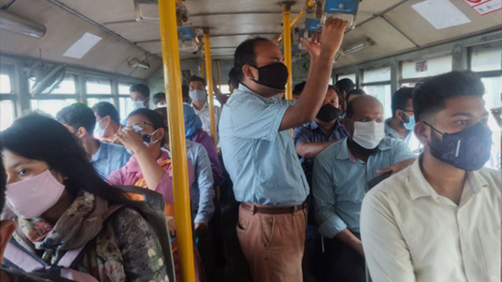 বাসে-ট্রেনে যেসব আচরণে বিরক্ত হয় অন্যরা