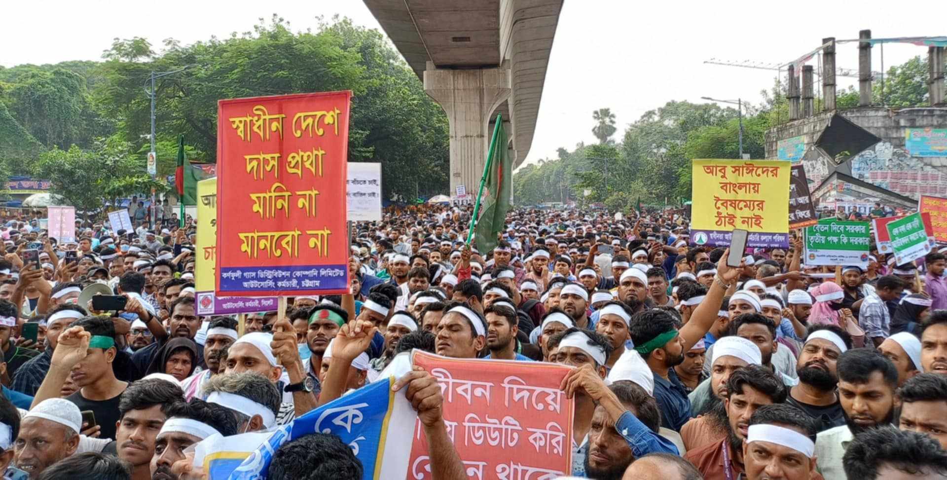 চাকরি জাতীয়করণের দাবিতে শাহবাগ মোড়ে আউটসোর্সিং কর্মীদের অবরোধ