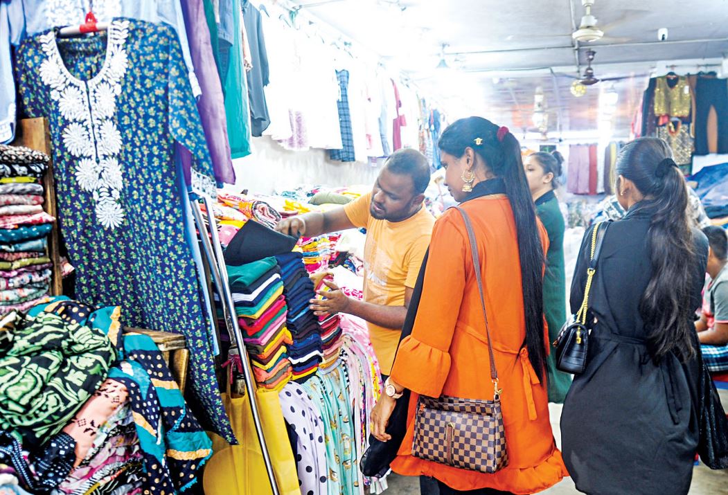 সাশ্রয়ী মূল্যে কেনাকাটায় উত্তরার হিমালয় বঙ্গ বাজার