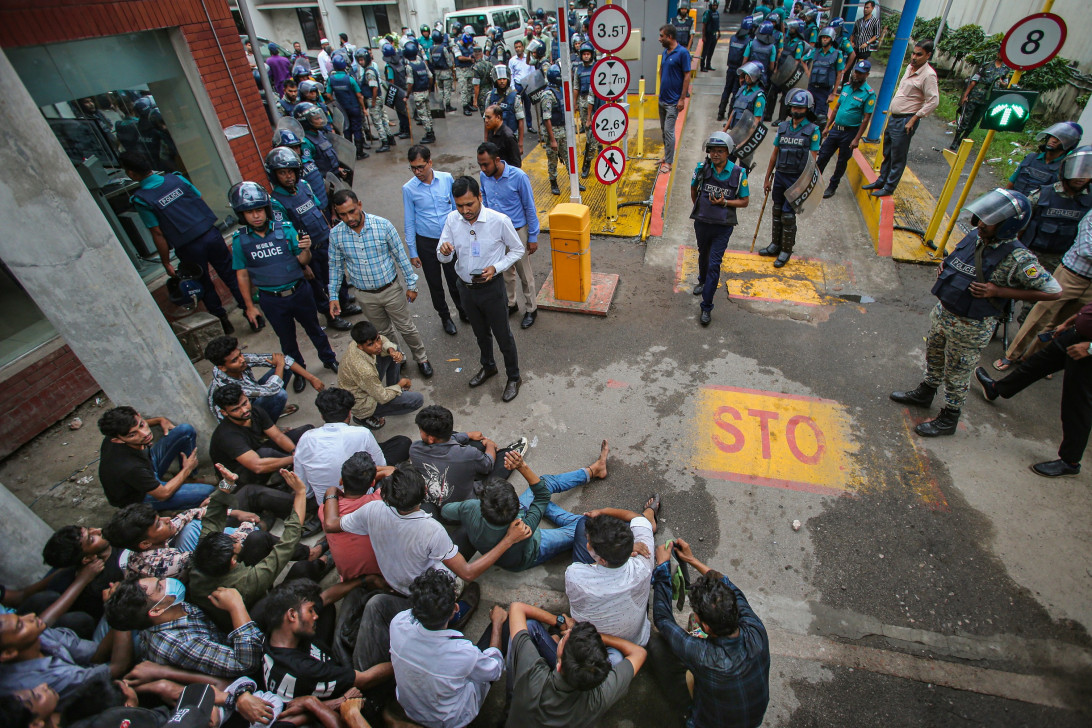 সচিবালয়ে ঢুকে বিক্ষোভ, ২৬ শিক্ষার্থীকে গ্রেপ্তার দেখাল পুলিশ